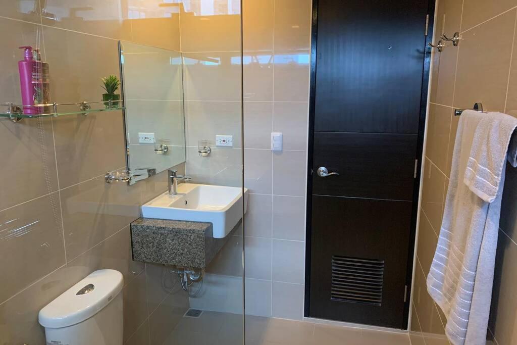 One Eastwood Avenue Tower 2 Apartment Manila Exterior photo